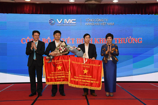 Trao cờ thi đua Chính phủ cho các đơn vị thành viên Vinalines đã có thành tích xuất sắc trong sản xuất kinh doanh. (Ảnh: Thủy Tiên) ‘Ông lớn’ ngành hàng hải đã giảm nợ, lỗ để hồi sinh vươn khơi ra sao? ảnh 2