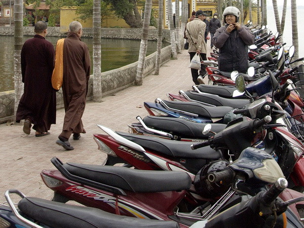 Hà Nội: Dịch vụ trông xe tha hồ "chặt chém" trong dịp Tết ảnh 1