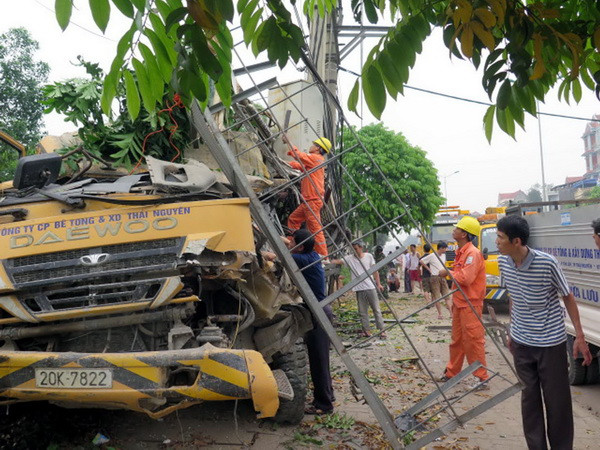 Xe bêtông đâm vào trạm biến áp, hơn 300 hộ dân mất điện ảnh 1