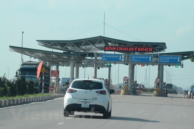 Phương tiện lưu thông qua trạm thu phí BOT Quốc lộ 38. (Ảnh: Việt Hùng/Vietnam+) Dừng thu phí BOT QL38 nếu chậm khắc phục an toàn giao thông ảnh 1