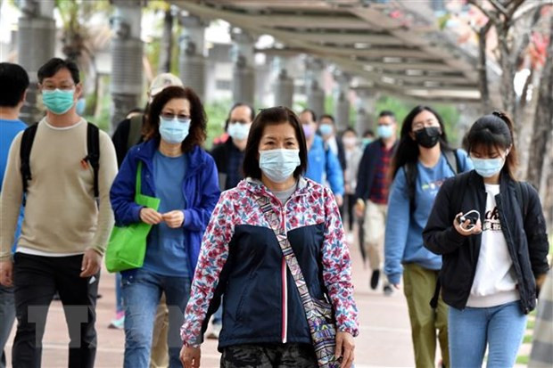 Người dân đeo khẩu trang phòng dịch COVID-19 tại Hong Kong, Trung Quốc. (Ảnh: THX/TTXVN) Hong Kong phát hiện các ca cộng đồng đầu tiên nhiễm biến thể Omicron ảnh 1
