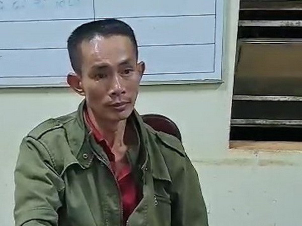 Đối tượng Vương bị bắt giữ. (Ảnh: TTXVN phát) Bình Phước: Cãi nhau vì chiếc điện thoại, rút dao đâm bạn nhậu tử vong ảnh 1