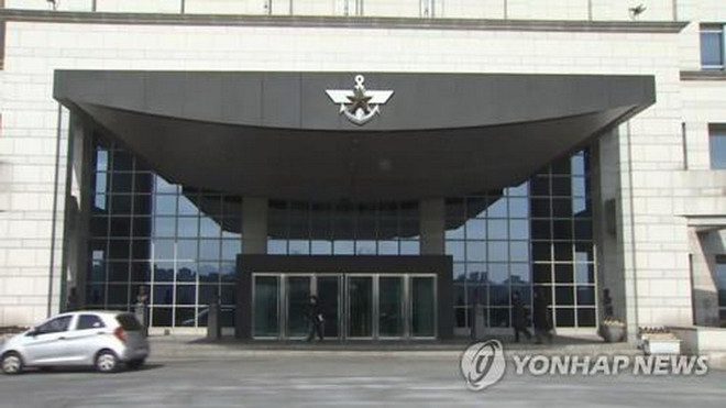 Lối vào tòa nhà chính của Bộ Quốc phòng Hàn Quốc ở Seoul ((Nguồn: Yonhap) Bộ Quốc phòng Hàn Quốc tạm đóng cửa phòng họp báo và phòng họp ảnh 1