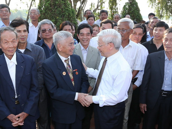 Tổng Bí thư dâng hương tại Khu Lưu niệm Tổng Bí thư Lê Duẩn ảnh 1