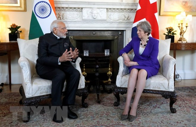Thủ tướng Ấn Độ Narendra Modi và Thủ tướng Anh Theresa May. (Ảnh: AFP/TTXVN) Thủ tướng Ấn Độ thăm châu Âu, mở rộng tham vọng "Make in India" ảnh 2