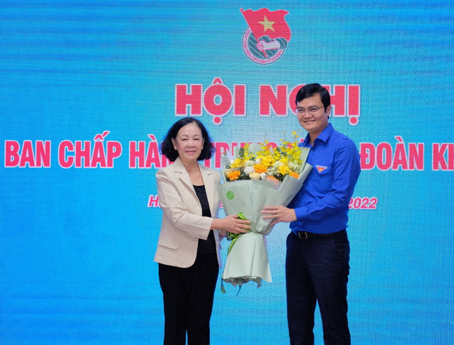 Bà Trương Thị Mai, Ủy viên Bộ chính trị, Bí thư Trung ương Đảng, Trưởng Ban Tổ chức Trung ương tặng hoa chúc mừng Tân Bí thư thứ nhất Trung ương Đoàn Bùi Quang Huy. (Ảnh: TTXVN phát) Ông Bùi Quang Huy được bầu làm Bí thư thứ Nhất Trung ương Đoàn ảnh 1