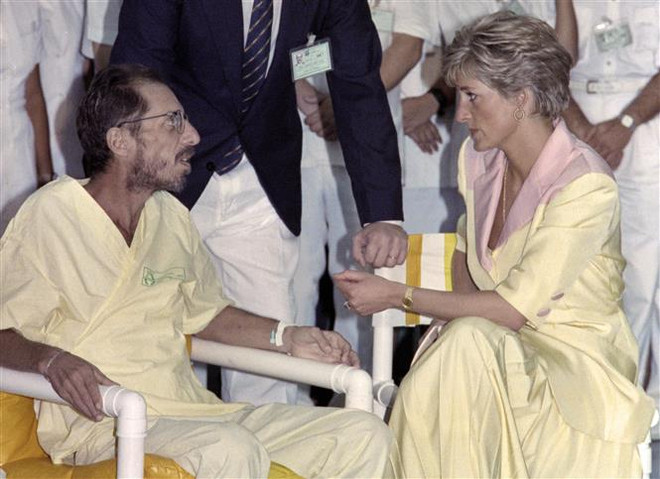 Công nương Diana (phải) thăm bệnh nhân AIDS tại bệnh viện ở Rio de Janeiro, Brazil ngày 25/4/1991. (Nguồn: AFP/TTXVN) Công nương Diana - Huyền thoại bất tử trong lòng công chúng thế giới ảnh 2