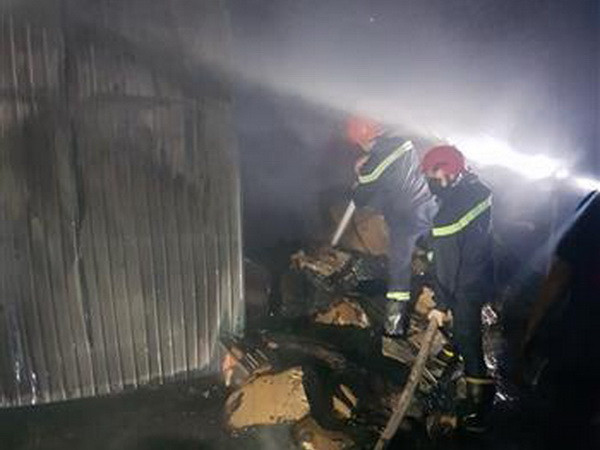 Bình Dương: Kịp thời dập tắt đám cháy tại kho hàng rộng 7.000m2 ảnh 1