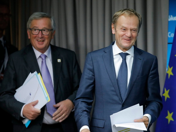 Chủ tịch EC Donald Tusk (phải) và Chủ tịch Ủy ban châu Âu Jean-Claude Juncker tại một hội nghị thượng đỉnh EU ở Brussels, Bỉ ngày 21/10. (Nguồn: EPA/TTXVN) Hai quan chức hàng đầu EU gửi thư mời tới ông Donald Trump ảnh 1