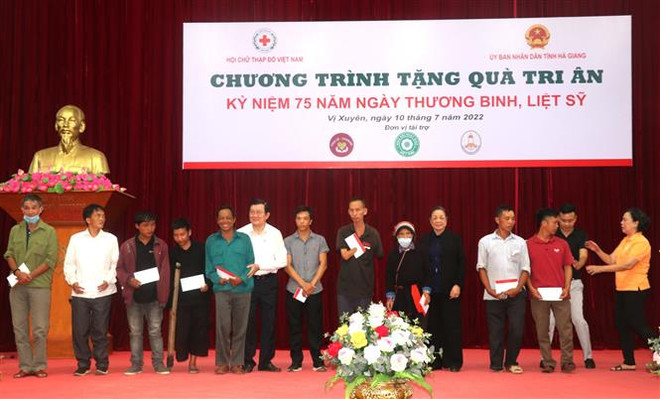 Nguyên lãnh đạo Nhà nước tặng quà đối tượng chính sách ở Hà Giang ảnh 1