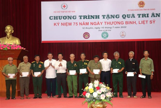 Nguyên lãnh đạo Nhà nước tặng quà đối tượng chính sách ở Hà Giang ảnh 3