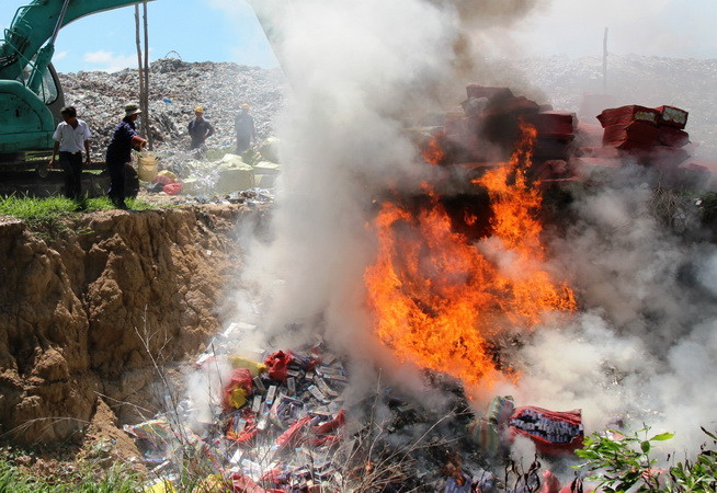 Sóc Trăng: Tiêu hủy hàng chục nghìn gói thuốc lá ngoại nhập lậu ảnh 1