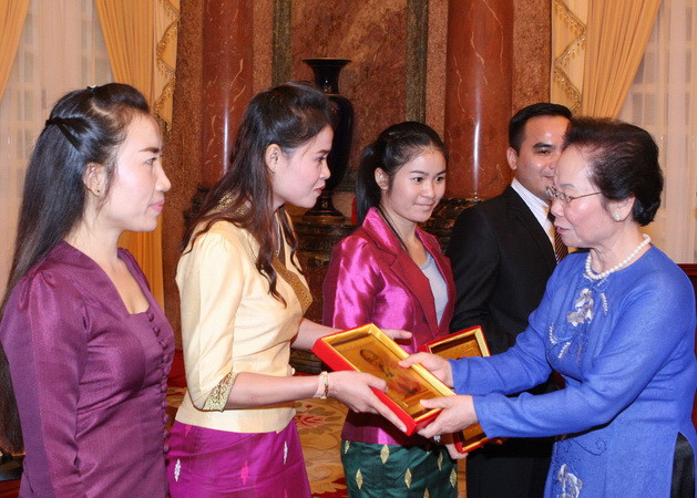 Phó Chủ tịch nước Nguyễn Thị Doan tiếp Đoàn lưu học sinh Lào ảnh 1
