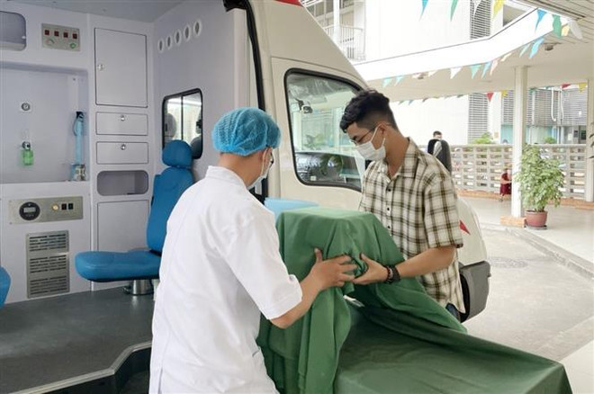 Quả thận hiến tặng được vận chuyển từ Bệnh viện Chợ Rẫy về Bệnh viện Nhi đồng 2. (Ảnh: TTXVN phát) Vì sao Bệnh viện Nhi đồng 2 hoãn ghép tạng cho trẻ em? ảnh 2