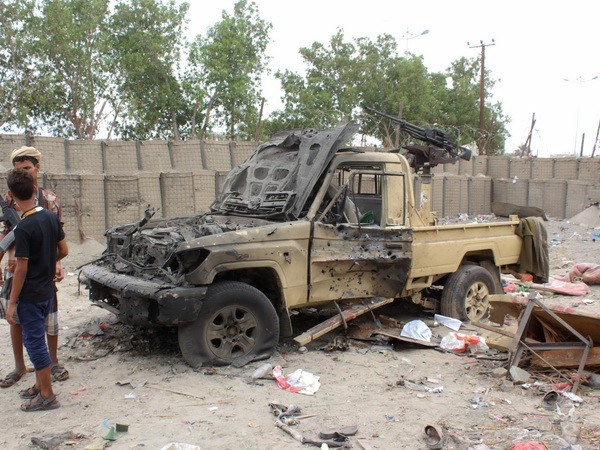 Xe ôtô bị phá hủy trong vụ đánh bom tại căn cứ quân sự ở Aden. (Nguồn: AFP/TTXVN) Chính phủ Yemen có thể tẩy chay các cuộc đàm phán hòa bình ảnh 1