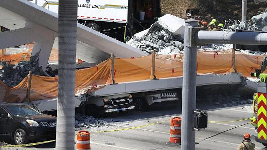 Mỹ: Sập cầu đi bộ ở bang Florida chôn vùi hàng chục người ảnh 1