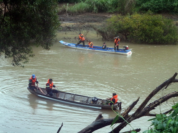 Lật thuyền trên sông Krông Nô, 1 người chết, 4 người mất tích ảnh 1