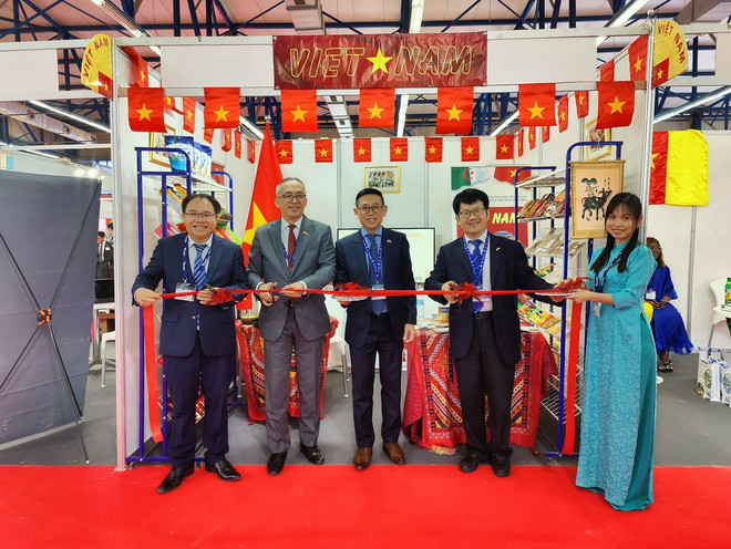 Đại sứ Trần Quốc Khánh (giữa) và tham tán thương mại Hoàng Đức Nhuận (bên trái) cắt băng Khai mạc gian hàng Việt Nam tại Hội chợ. (Ảnh: Trung Khánh/TTXVN) ttxvn_gian hang algiers.jpg