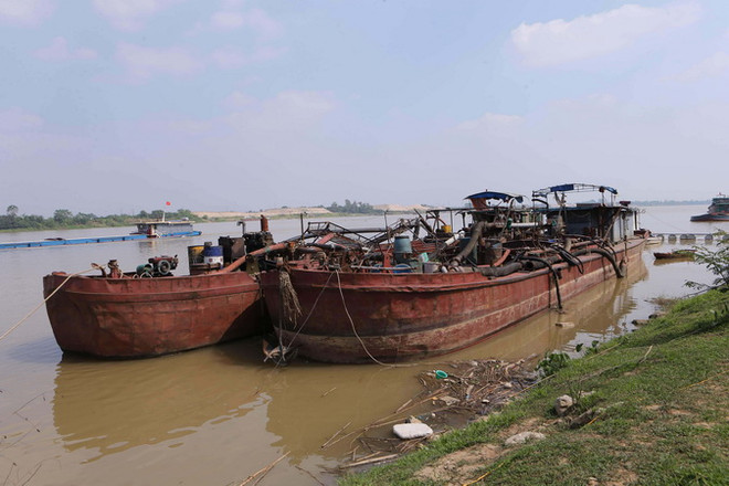 Hải Phòng bắt hai tàu trọng tải hơn 100 tấn khai thác cát trái phép ảnh 1