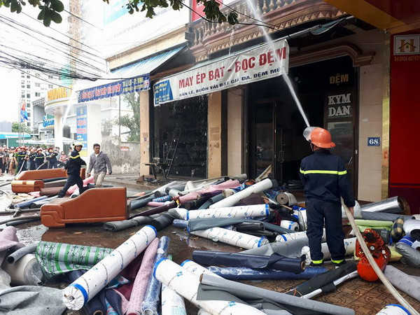 Cửa hàng đệm Kymdan cháy dữ dội, suýt thiêu rụi các nhà lân cận ảnh 1