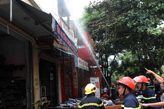 Cửa hàng đệm Kymdan cháy dữ dội, suýt thiêu rụi các nhà lân cận ảnh 2