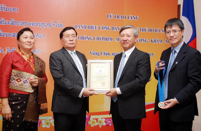 Hà Nội trao tặng Danh hiệu Công dân danh dự cho công dân Lào ảnh 1