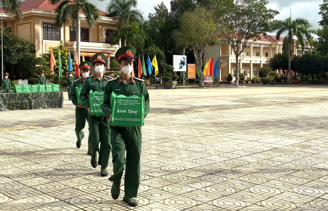 Bà Rịa-Vũng Tàu: Bộ đội trao 1.500 phần quà giúp dân khó khăn do dịch ảnh 1