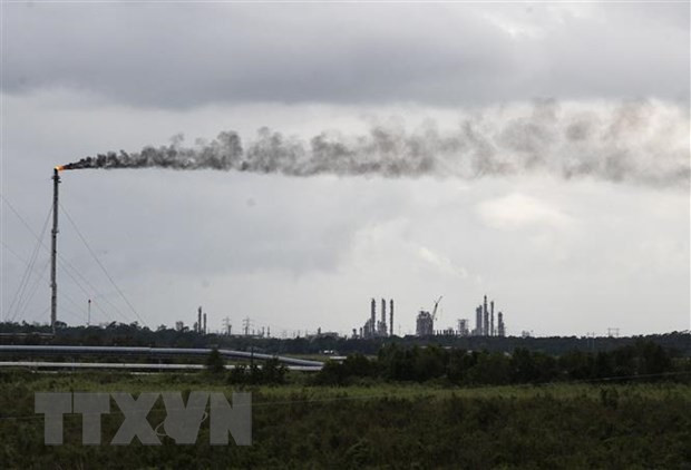 Khói phát thải ra từ một nhà máy lọc dầu gần Port Arthur, bang Texas, Mỹ. (Ảnh: AFP/TTXVN) Rạn nứt Mỹ-Trung làm phức tạp hồ sơ biến đổi khí hậu ảnh 1