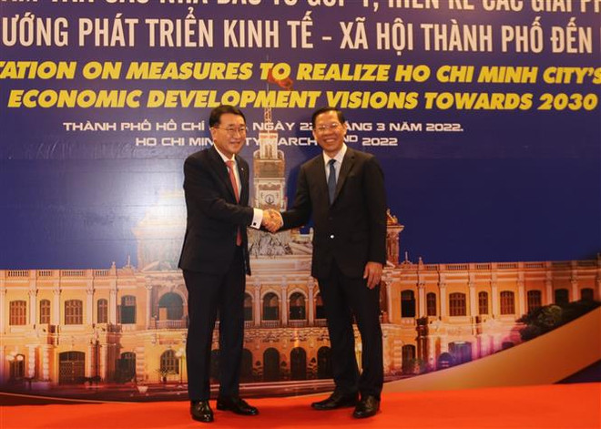 Ông Phan Văn Mãi, Chủ tịch UBND Tp.Hồ Chí Minh gặp gỡ doanh nghiệp bên lề hội nghị. (Ảnh: Xuân Anh/TTXVN) Các nhà đầu tư chiến lược đề xuất giải pháp phát triển TP Hồ Chí Minh ảnh 3