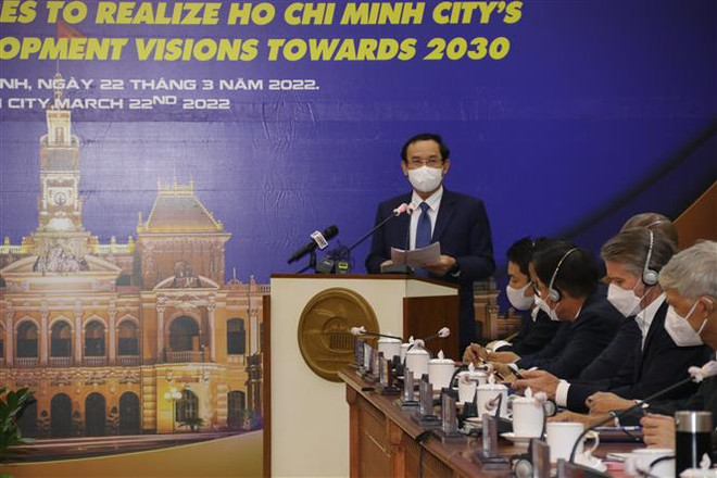Ông Nguyễn Văn Nên, Ủy viên Bộ Chính trị, Bí thư Thành ủy Tp. Hồ Chí Minh phát biểu chỉ đạo tại hội nghị. (Ảnh: Xuân Anh/TTXVN) Các nhà đầu tư chiến lược đề xuất giải pháp phát triển TP Hồ Chí Minh ảnh 1