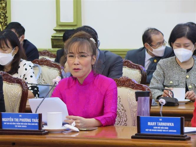 Bà Nguyễn Thị Phương Thảo, Chủ tịch kiêm Tổng giám đốc Tập đoàn Sovico phát biểu tại hội nghị. (Ảnh: Xuân Anh/TTXVN) Các nhà đầu tư chiến lược đề xuất giải pháp phát triển TP Hồ Chí Minh ảnh 2