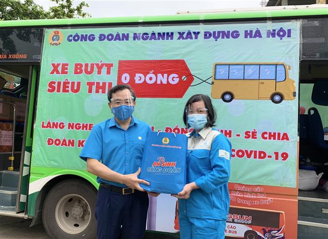 Lãnh đạo Liên đoàn Lao động thành phố Hà Nội trao quà hỗ trợ khó khăn cho người lao động. Ảnh: TTXVN phát TP.HCM, Hà Nội tiếp tục hỗ trợ người lao động có hoàn cảnh khó khăn ảnh 2
