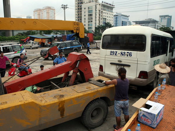 Hà Nội để xuất xử lý cán bộ thanh tra để xảy ra “xe dù bến cóc” ảnh 1