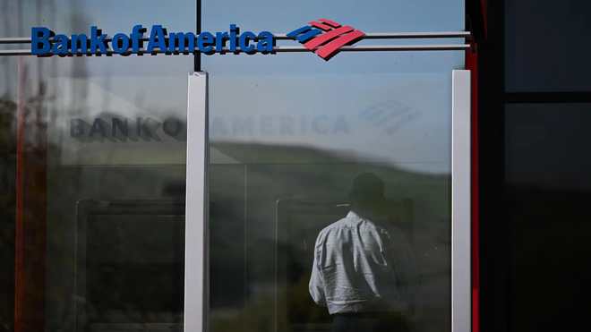 Một khách hàng rút tiền từ máy ATM bên ngoài chi nhánh của Bank of America. (Nguồn: AFP/Getty Images) BofA bồi thường 250 triệu USD do vi phạm quyền lợi người tiêu dùng ảnh 1