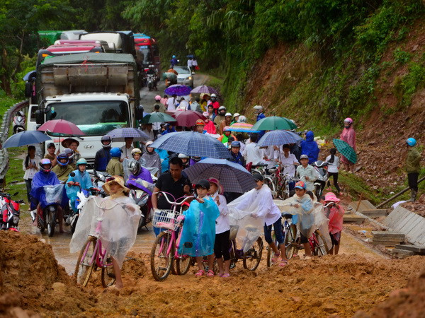 Mưa lớn vẫn tiếp diễn, Quốc lộ 279 có nguy cơ tiếp tục sạt lở ảnh 1