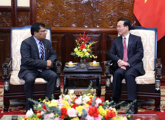 Chủ tịch nước Võ Văn Thưởng tiếp Đại sứ Bangladesh Mohammad Lutfor Rahman. (Ảnh: Thống Nhất/TTXVN) ttxvn_chu_tich_nuoc_vo_van_thuong_tiep_dai_su_bangladesh_den_trinh_quoc_thu_29.jpg