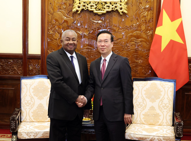 Chủ tịch nước Võ Văn Thưởng tiếp Đại sứ Cộng hòa Mozambique Leonardo Manuel Pene. (Ảnh: Thống Nhất/TTXVN) ttxvn_chu_tich_nuoc_vo_van_thuong_tiep_dai_su_mozambique_den_chao_tu_biet_29.jpg