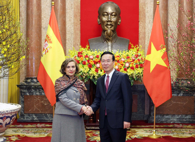 Chủ tịch nước Võ Văn Thưởng với Đại sứ Tây Ban Nha Carmen Cano De Lasala. (Ảnh: Thống Nhất/TTXVN) ttxvn_chu_tich_nuoc_vo_van_thuong_tiep_dai_su_tay_ban_nha_den_trinh_quoc_thu_29.jpg