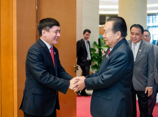 Chủ nhiệm Văn phòng Quốc hội, Tổng Thư ký Quốc hội Bùi Văn Cường đón Phó Chủ tịch Quốc hội Lào Chaleun Yiapaoher. (Nguồn: TTXVN) ttxvn-04012024quochoi2-8430.jpg