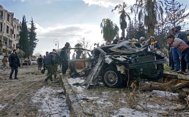 Hiện trường vụ đánh bom kép ở thành phố Idlib, miền Tây Bắc Syria ngày 18/2/2019. (Ảnh: AFP/TTXVN) Iran khẳng định sát cánh cùng Syria chống lại Israel ảnh 1