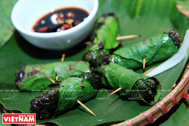 Chả trâu cuốn lá bưởi nướng - đặc sản ẩm thực Hòa Bình ảnh 4