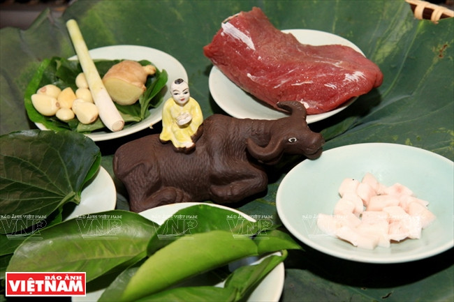 Chả trâu cuốn lá bưởi nướng - đặc sản ẩm thực Hòa Bình ảnh 1