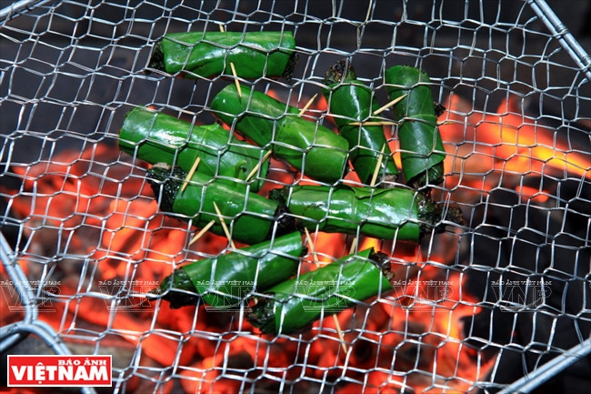 Chả trâu cuốn lá bưởi nướng - đặc sản ẩm thực Hòa Bình ảnh 3