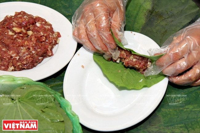 Chả trâu cuốn lá bưởi nướng - đặc sản ẩm thực Hòa Bình ảnh 2