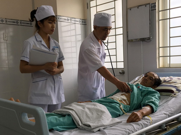 Cứu sống bệnh nhân trong tình trạng nguy kịch vì vỡ tá tràng ảnh 1