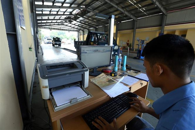 Kiểm tra kỹ thuật các phương tiện tham gia giao thông. (Ảnh: Phan Tuấn Anh/TTXVN) Hơn 16.000 xe ôtô hết niên hạn sử dụng từ tháng 1/2020 ảnh 1