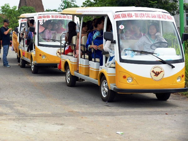 Ảnh chỉ có tính minh họa. (Nguồn: TTXVN) Khai thác thử nghiệm xe ôtô điện chạy trong cảng Nội Bài ảnh 1