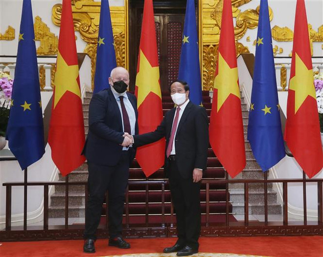 Phó Thủ tướng Lê Văn Thành đón Phó Chủ tịch điều hành Ủy ban châu Âu (EC) Frans Timmermans. (Ảnh: Lâm Khánh/TTXVN) Việt Nam-EC đẩy mạnh hợp tác thực chất, hiệu quả trong nhiều lĩnh vực ảnh 1