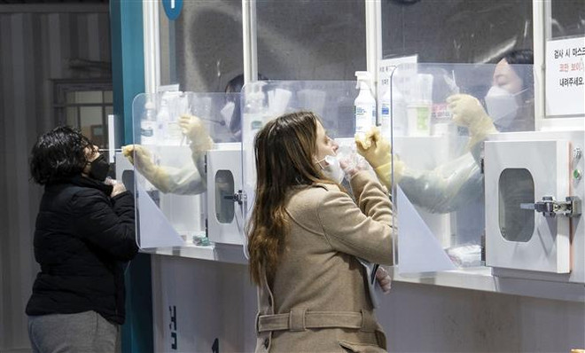Hàn Quốc không điều chỉnh lớn biện pháp phòng dịch dù số ca mắc cao ảnh 1