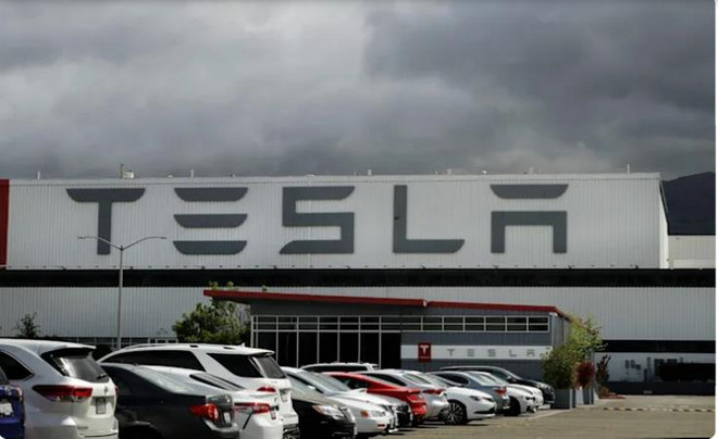 Các chủ xe điện Tesla đang phàn nàn với chính phủ Mỹ về sự cố phanh gấp bất ngờ. (Nguồn: Associated Press) Hơn 400.000 ôtô điện Tesla đang bị điều tra vì sự cố phanh ảo ảnh 1